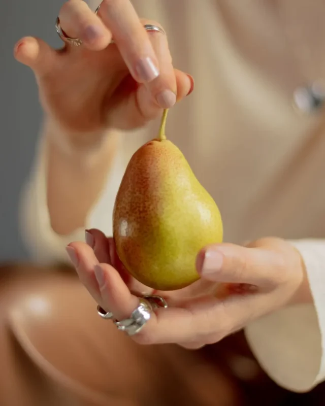 Apple Shaped celebrities: Top 10